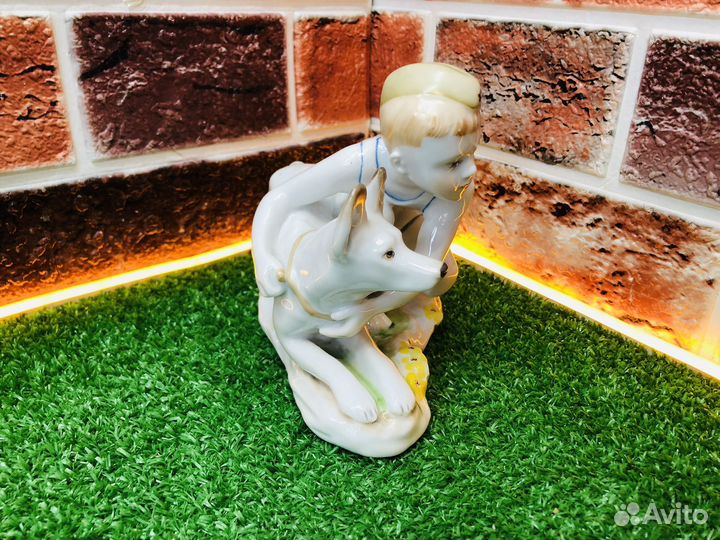 Z.12768 Статуэтка лфз мальчик с собакой