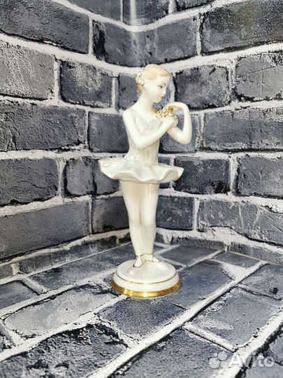 Статуэтка фарфор (Балерина с цветами.)