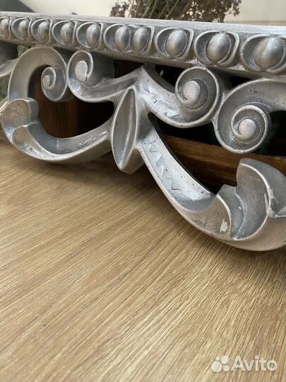 Красивое зеркало в винтажном стиле и картина