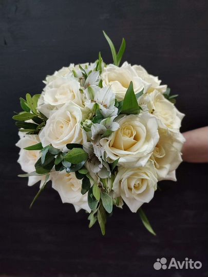 Букеты невесты, цветы живые и шоколадные