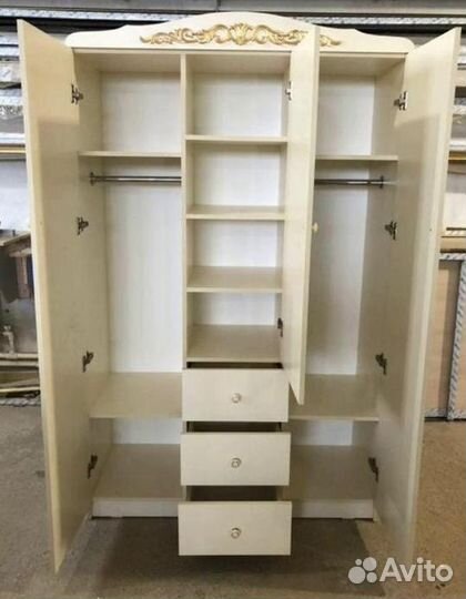 Шкаф детский трехстворчатый