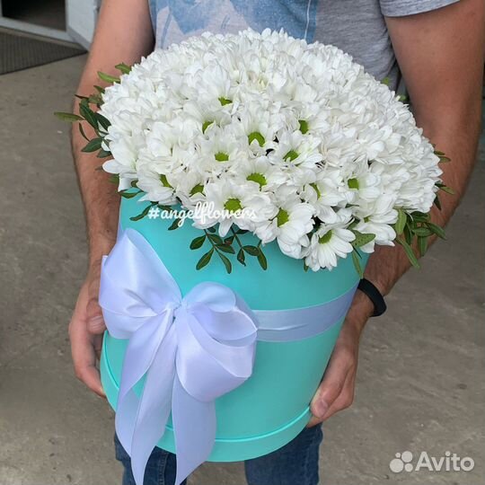 25 белых хризантем в коробке