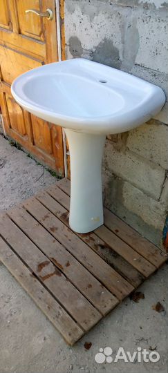 Раковина с пьедисталом