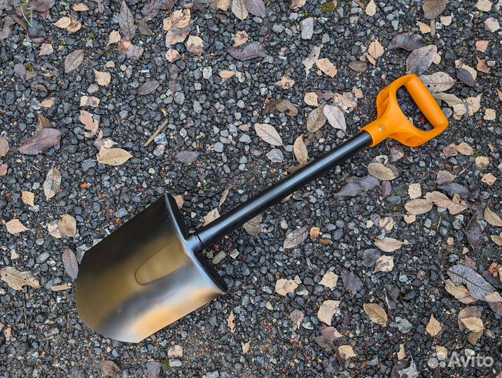 Штыковая укороченная лопата Fiskars SolidTM