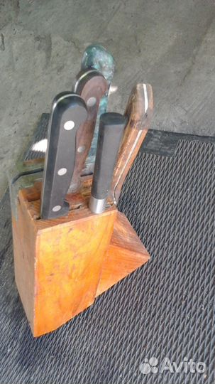 Набор ножей с подставкой в которой точилка ножей