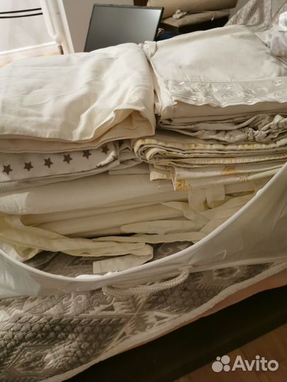 Детская кроватка с матрасом, одеялом и бельем