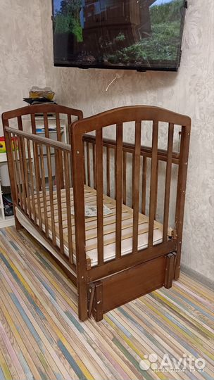 Детская кроватка с маятником и ящиком