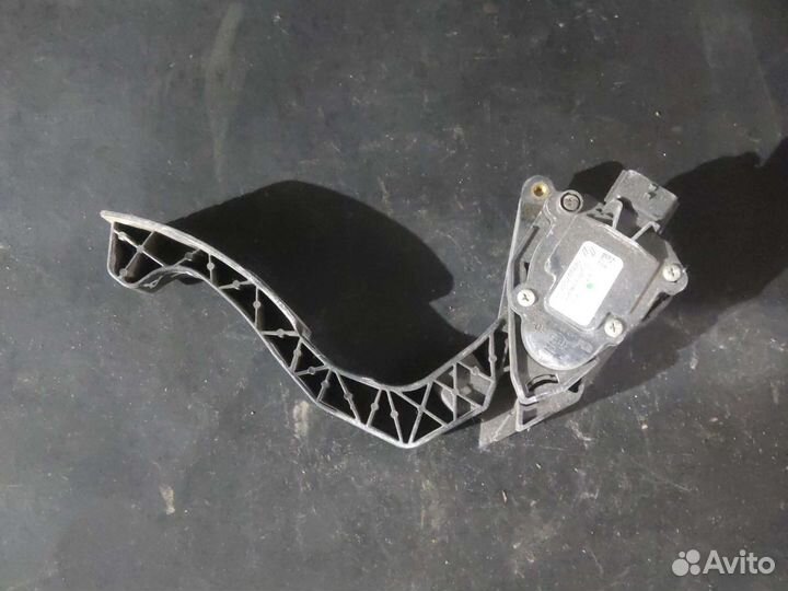 Педаль газа Renault Logan 2
