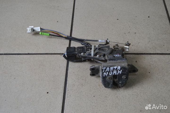 Замок багажника Toyota Noah R60