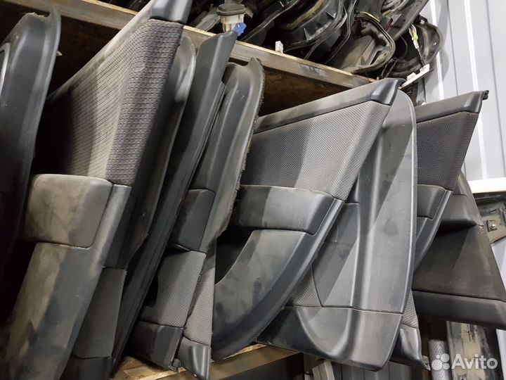 Обшивка двери Мазда 3