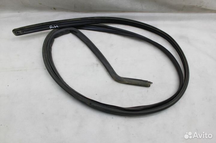 Уплотнитель проема правый верх седан Опель Астра Н