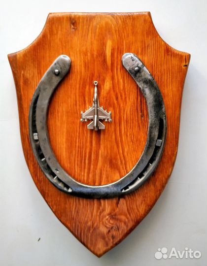 Панно подкова на счастье с копией истребителя Су-5