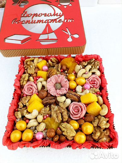 Подарочный бокс с орешками для учителя