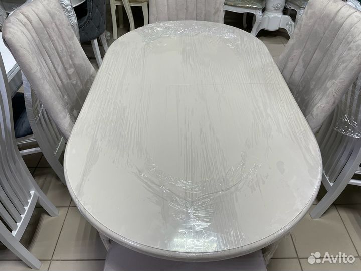 Стол в цвете копучино