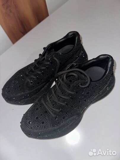 Кроссовки женские