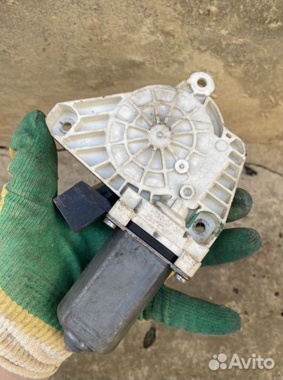 Моторчик на стеклоподъемник на мерседес w221 перед