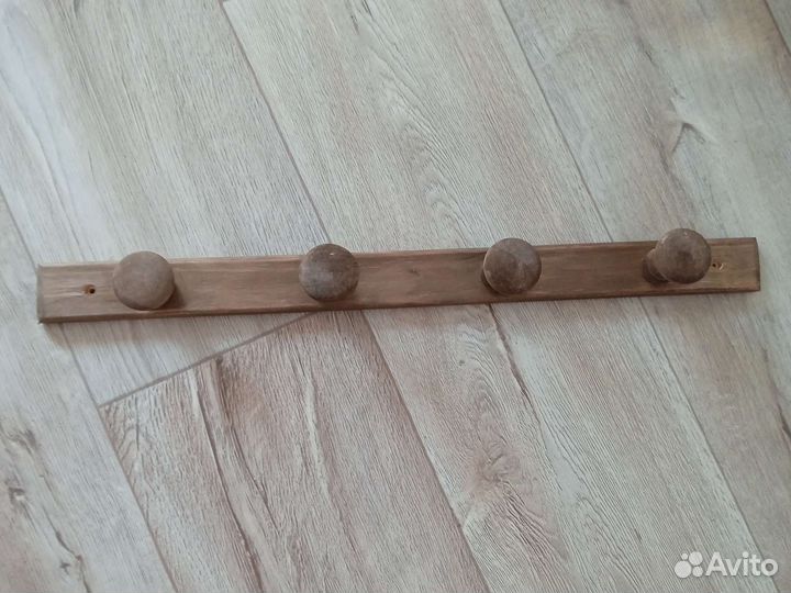 Вешалка с крючками настенная