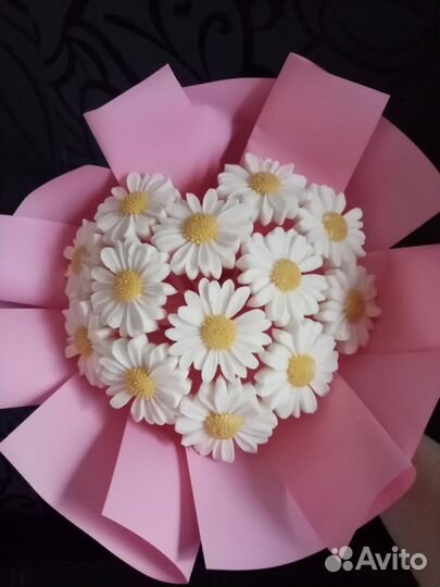 Букет из ромашек, шоколад