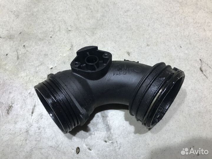 7L6145795E Патрубок интеркулера VW Touareg 1