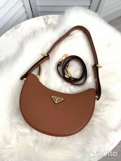 Кожаная мини сумка Prada Arqué