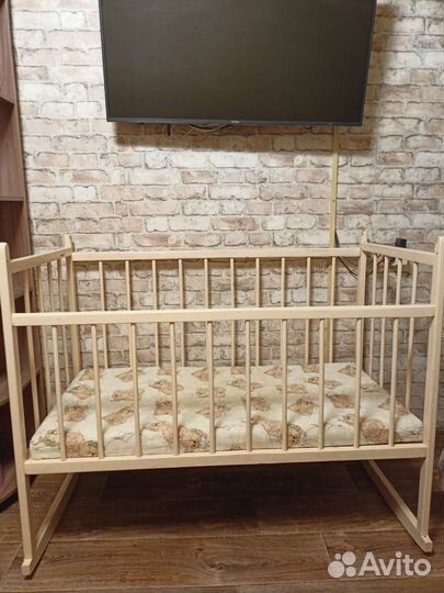 Детская кроватка с маятником
