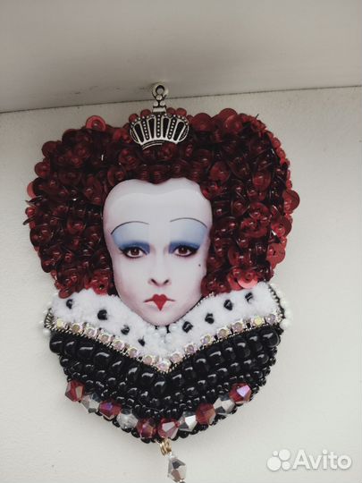 Брошь ручной работы Красная королева