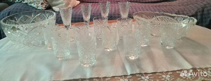 Хрусталь. Ваза, ладья,4 рюмки на ножке,12 стопок