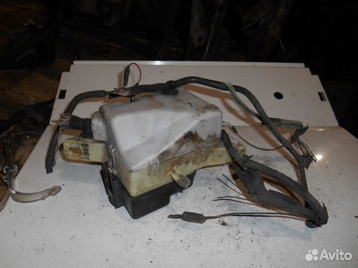 Блок предохранителей моторный Toyota Yaris