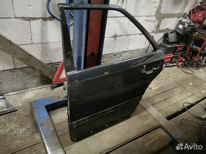 Дверь задняя левая на Mercedes W124 седан. Черная