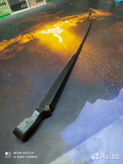 Поводок стеклоочистителя левый LADA Largus