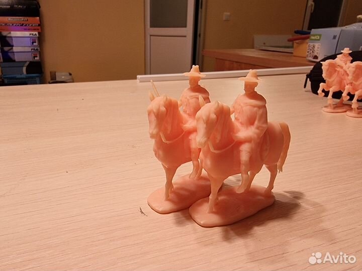 Миниатюры 16 всадников и 8 фигурок