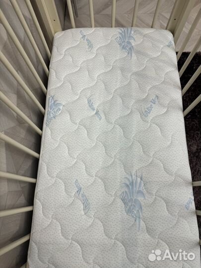 Детская кроватка с маятником и матрасом