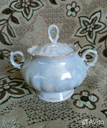 Заварочный чайник и сахарница