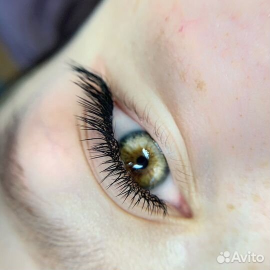 Наращивание ресниц, оформление бровей