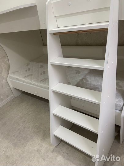 Двухъярусная кровать