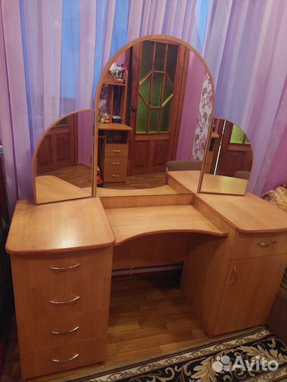 Компьютерный стол и трюймо от гарнитура
