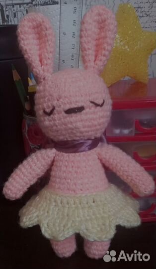 Вязаная игрушка зайчик