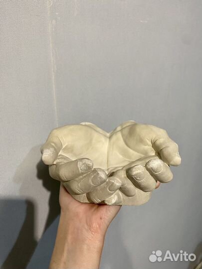 Руки из гипса и бетона
