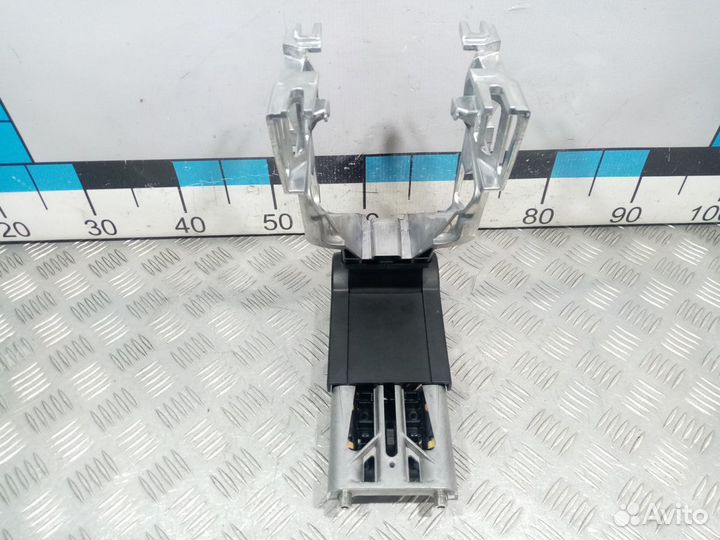 Б/У Кронштейн подлокотника#001