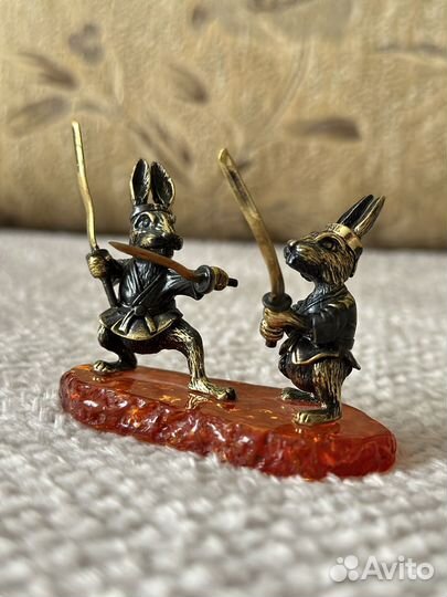 Статуэтка из бронзы с янтарем