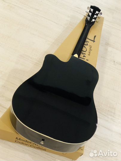 Большая гитара с металлическими струнами