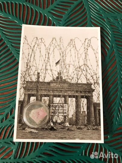 Открытка с обломком Берлинской стены