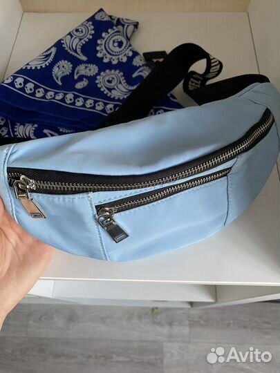 Сумка бананка на пояс голубая, бандана с черепами