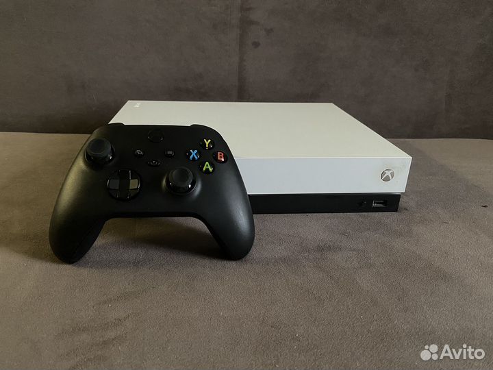 Xbox One X + контроллел от serias