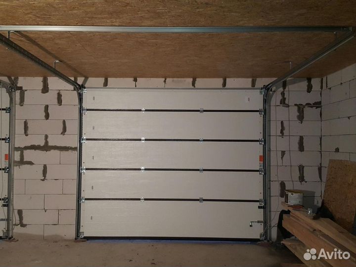 Секционные ворота для гаража Alutech