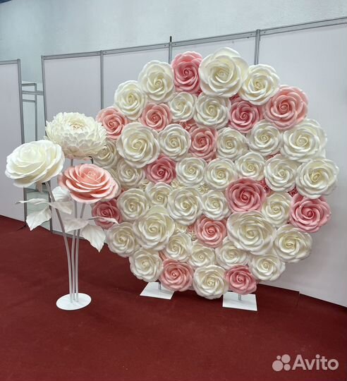 Круглая фотозона из больших цветов