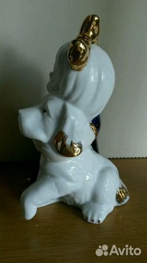 Статуэтка фарфор. Девочка с собачкой