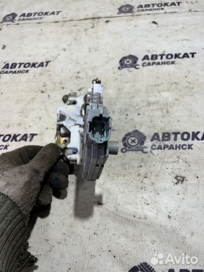 Замок передний правый Nissan Primera P11