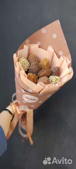 Молочный шоколад и клубника съедобные букеты