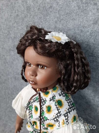 Кукла фарфоровая мулатка
